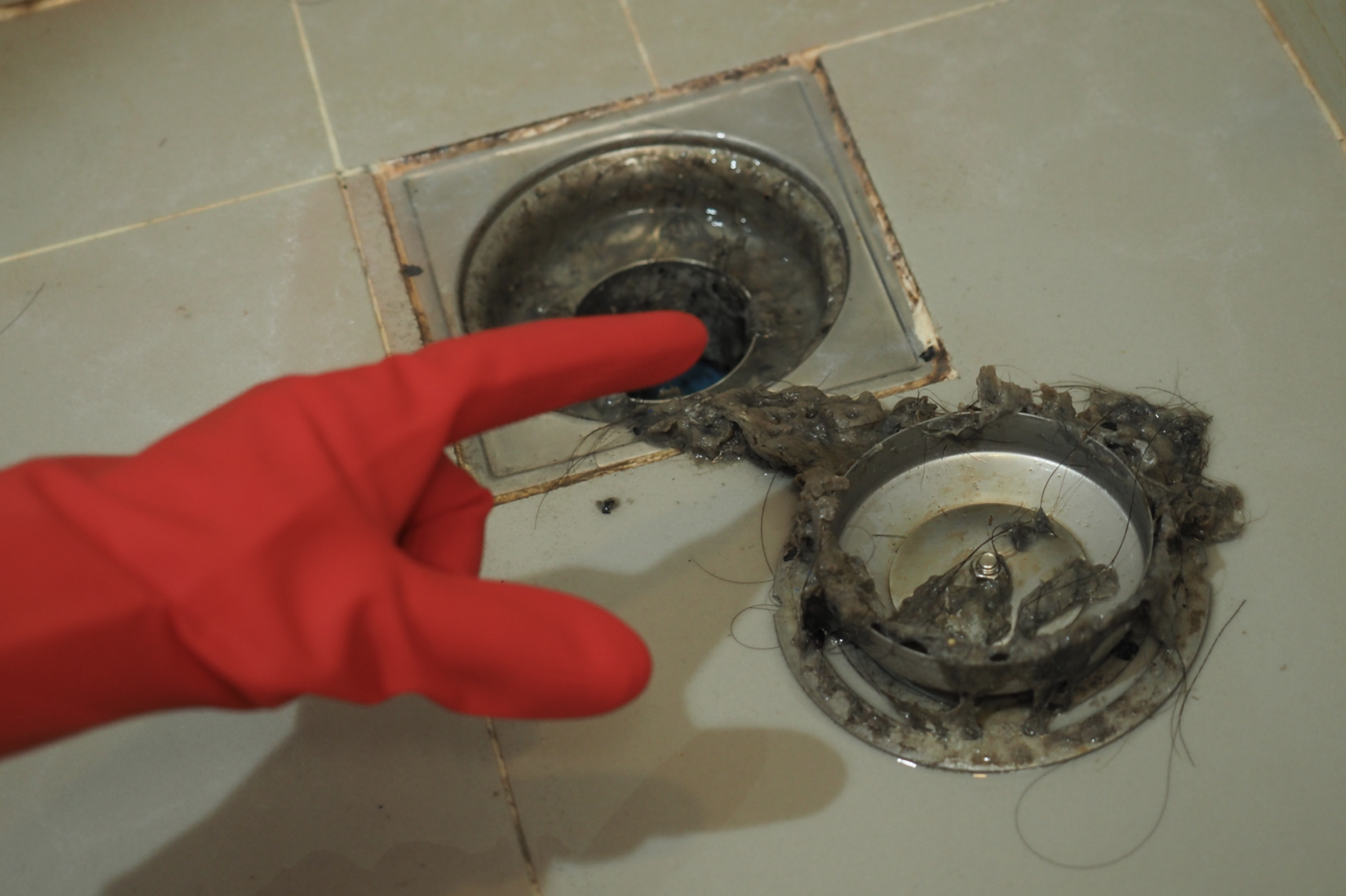 【風呂の排水口のゴミ受け】詰まりを防ぐための掃除術をプロが解説！