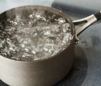 【風呂の詰まりは熱湯で解消できる？】排水口の詰まりを自分で解決する方法！