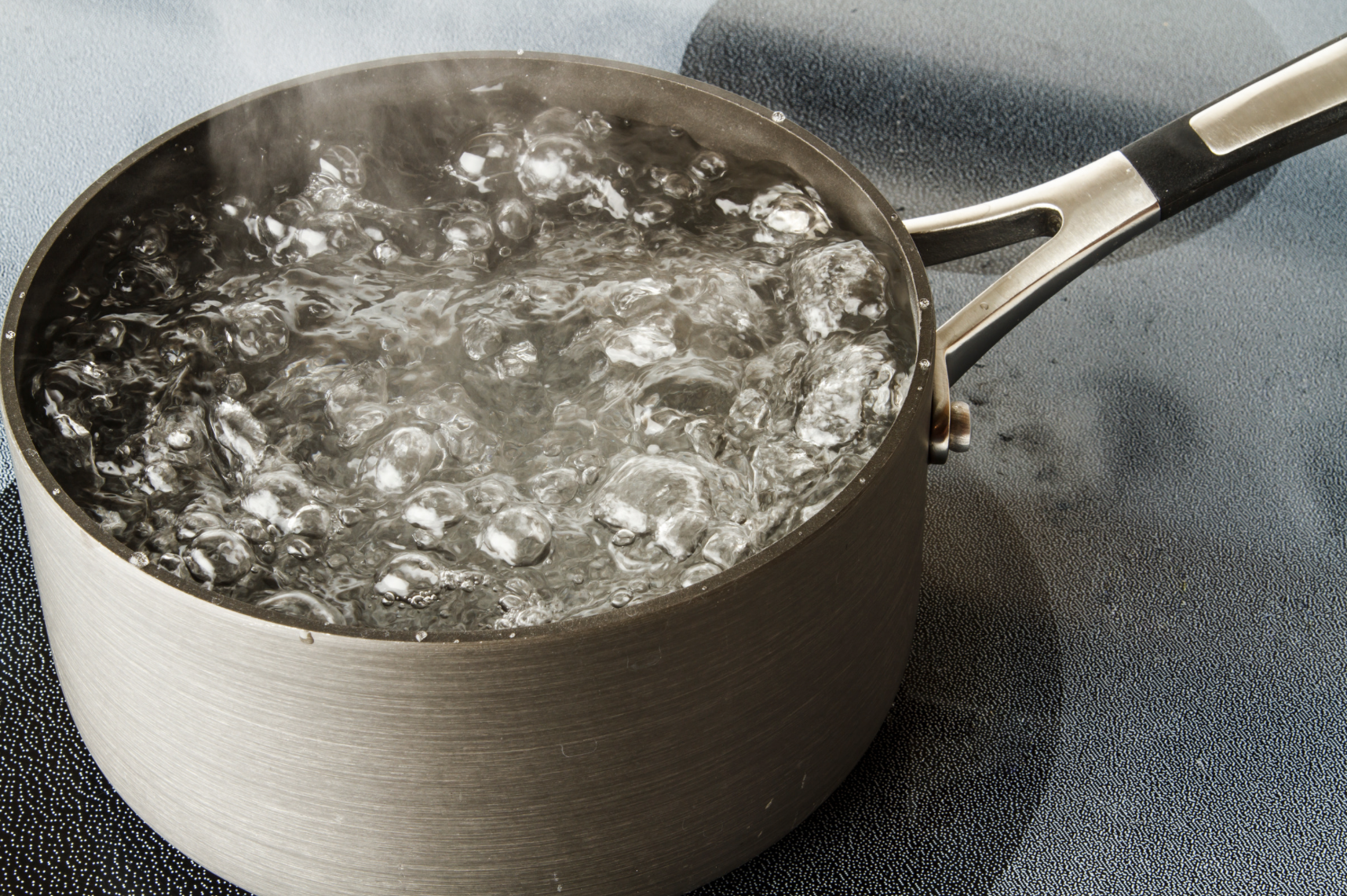 【風呂の詰まりは熱湯で解消できる？】排水口の詰まりを自分で解決する方法！
