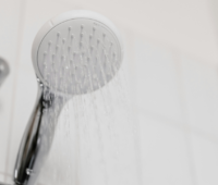 シャワーヘッドの残留水はなぜたまる？原因と対策について