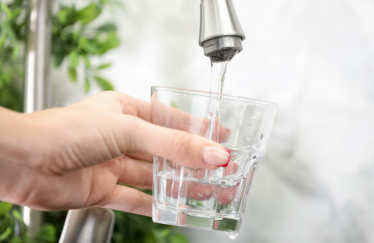 【水が苦いのは体調？水道？】考えられる原因と対処法をご紹介！